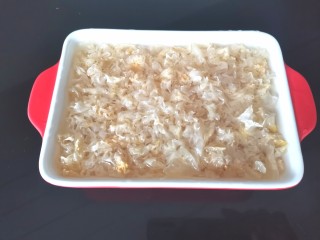 2、苹果银耳红枣汤,银耳用水泡发