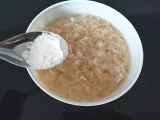 3、苹果银耳红枣汤,泡发好的银耳加入少许面粉清洗干净，泡发前银耳已经掰碎，所以泡发好无需再去撕
