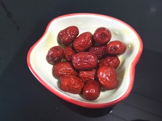 4、苹果银耳红枣汤,红枣洗净