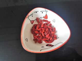 6、苹果银耳红枣汤,枸杞洗净