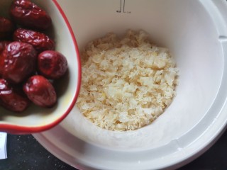 7、苹果银耳红枣汤,倒入红枣