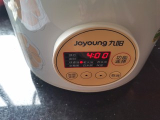 9、苹果银耳红枣汤,按4小时让它慢慢炖