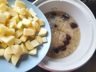 12、苹果银耳红枣汤,倒入电炖锅