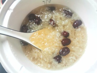 10、苹果银耳红枣汤,时间差不多了，已经熬出胶了