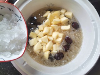 13、苹果银耳红枣汤,倒入冰糖