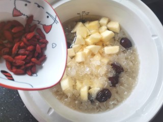 14、苹果银耳红枣汤,倒入枸杞再焖5分钟即可