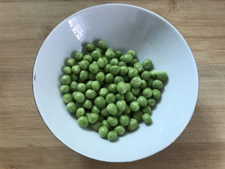 4、豌豆草菇虾仁,新鲜豌豆剥去外壳清洗干净。