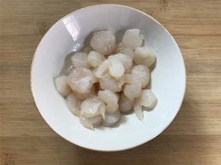 5、豌豆草菇虾仁,虾仁买回来后用少许料酒、盐、1个蛋清和少许的淀粉腌20分钟。