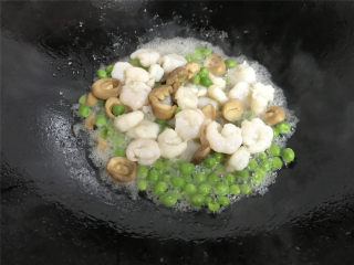 11、豌豆草菇虾仁,加入少许的水。