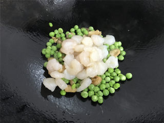 10、豌豆草菇虾仁,放入腌好的虾仁一起炒匀。