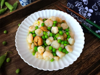 13、豌豆草菇虾仁,营养丰富，味道鲜美，清淡可口的快手小炒出锅。