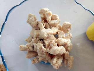 4、鸡肉浓汤—好浓的一碗鸡汤,拣出鸡肉备用