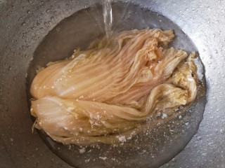 3、酸菜排骨暖锅,用水冲洗干净,如果酸味大就多洗两遍,完全根据个人喜好。