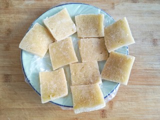 5、酸菜排骨暖锅,我们这里零下十度左右的天气,摆在套了保鲜袋的搪瓷盘上,放在室外,豆腐一点点冻结,外层渐渐结出一层透明的冰晶,待由嫩白整个变成暖黄色,豆腐便冻好了。(温度零上的地方果断冰箱里冷冻吧)