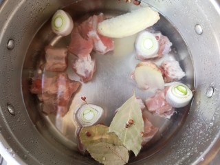 7、酸菜排骨暖锅,小排500克,洗净,入凉水中,加十几粒花椒、两片香叶、葱姜、一小勺料酒,煮熟。煮的过程中记得将浮沫撇去。