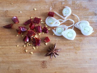 9、酸菜排骨暖锅,葱切葱花,干辣椒洗净切段,八角一颗备用。