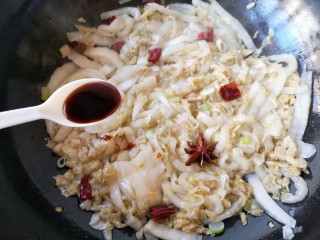 12、酸菜排骨暖锅,淋入少许味极鲜酱油炒出香味。