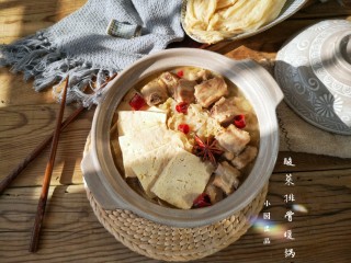 17、酸菜排骨暖锅,端锅上桌。