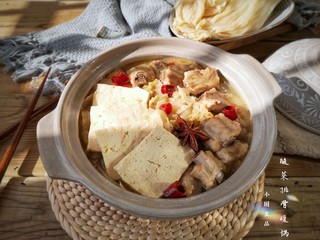 18、酸菜排骨暖锅,天寒风冷的日子里,来上这一锅最合适了。