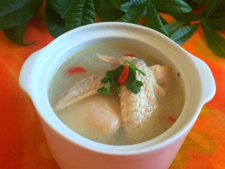 1、西红柿鸡汤面,如图鸡汤300g备用（参见滋补鸡汤菜谱）