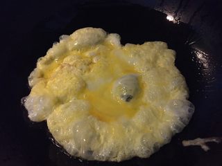 3、西红柿鸡汤面,如图热锅冷油，油热放入打散的鸡蛋，待鸡蛋定型快速打散盛出备用（不要偷懒哦，这样的鸡蛋更嫩滑口感更好）