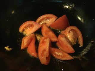 4、西红柿鸡汤面,如图锅中留油，加入西红柿翻炒，淋入1/3碗的水盖上锅盖焖两分钟（现在的西红柿比较硬，这样做是为了让西红柿的味道充分发挥出来）