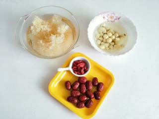 1、椰香米糕&红枣莲子银耳汤,银耳和莲子提前浸泡一下