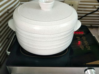 3、椰香米糕&红枣莲子银耳汤,盖上盖子大火烧开,水开后火调小炖一个小时