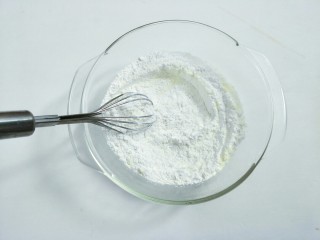 5、椰香米糕&红枣莲子银耳汤,粘米粉、白糖、泡打粉、奶粉混合搅拌均匀