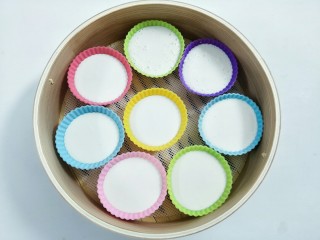 8、椰香米糕&红枣莲子银耳汤,搅拌好的米浆倒入模具八分满