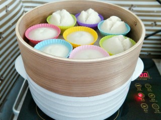 9、椰香米糕&红枣莲子银耳汤,放入蒸笼上锅大火蒸25分钟,时间到了迅速开盖