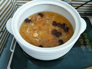 10、椰香米糕&红枣莲子银耳汤,银耳汤里加入枸杞和冰糖炖至浓稠即可