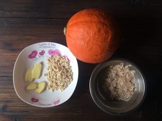 1、煲炖花生小金瓜,南瓜做的时候表皮要搓洗干净