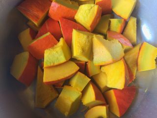 2、煲炖花生小金瓜,南瓜的表皮刮洗干净，去除里面的组织切成小块