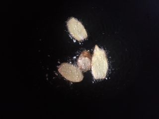 3、煲炖花生小金瓜,锅热油爆干姜