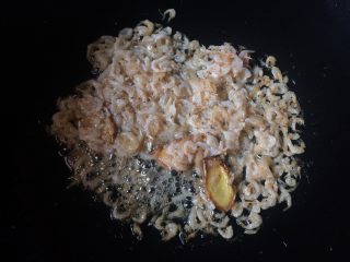 4、煲炖花生小金瓜,倒入虾皮炒的焦香