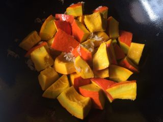 5、煲炖花生小金瓜,倒入南瓜翻炒一下