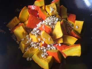 6、煲炖花生小金瓜,再倒入花生碎【提前炒炒去皮使用】并加入没过南瓜的水