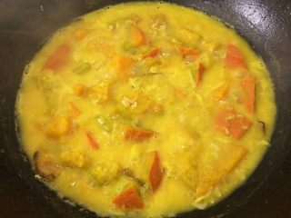 8、煲炖花生小金瓜,熟的时候加入调味即可