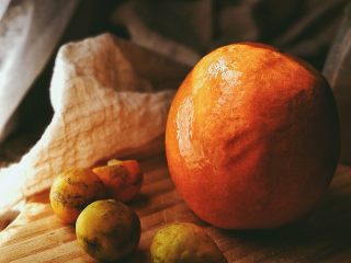 2、春日小清新 香橙煎鸡肉,金桔 橙子洗净(洗时用盐撮一撮橙子皮)