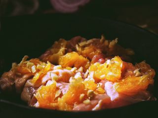 12、春日小清新 香橙煎鸡肉,将鸡肉放在平底锅中，将蒜 姜 两片橙子放在鸡肉上，用叉子压几下(为了压出橙汁 腌鸡肉)