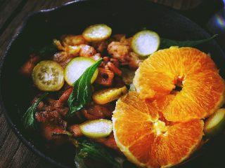 21、春日小清新 香橙煎鸡肉,放上橙子片与金桔片