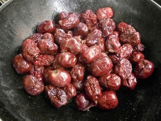 3、枣介糕,不要留太多的水,加白糖再煮2-3分钟,这是煮好的