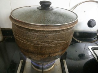 4、枣介糕,砂锅注水开火,水一定要多,因为蒸的时间较长