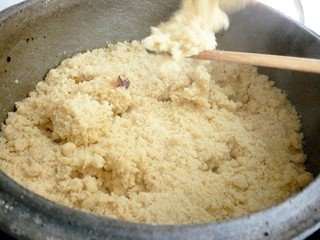 10、枣介糕,中大火蒸制上气后蒸六七分钟打开锅盖,可以用筷子挑开检查一下,感觉有黏性了,再洒一层拌好的面粉,重复这样的步骤,一共洒了三次面粉,每次洒面粉后大概蒸六七分钟