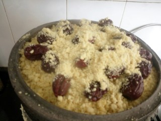 14、枣介糕,(今天的面粉有点多了,婆婆平常做都是凭感觉用食材的)把剩余的面粉洒上面,盖锅盖蒸25分钟关火