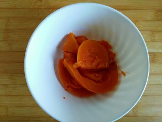 9、黑米雪花球,蒸熟的南瓜放入空碗晾至温热