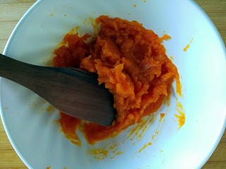 10、黑米雪花球,压成南瓜泥