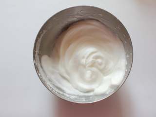 6、胡萝卜松饼（适合12个月龄以上的宝宝）,蛋白加糖打发