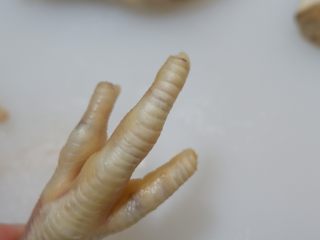 6、干贝枸杞鸡脚汤,剪掉指甲。